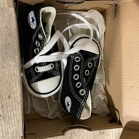 New converse size 2c - Picture 1 of 3